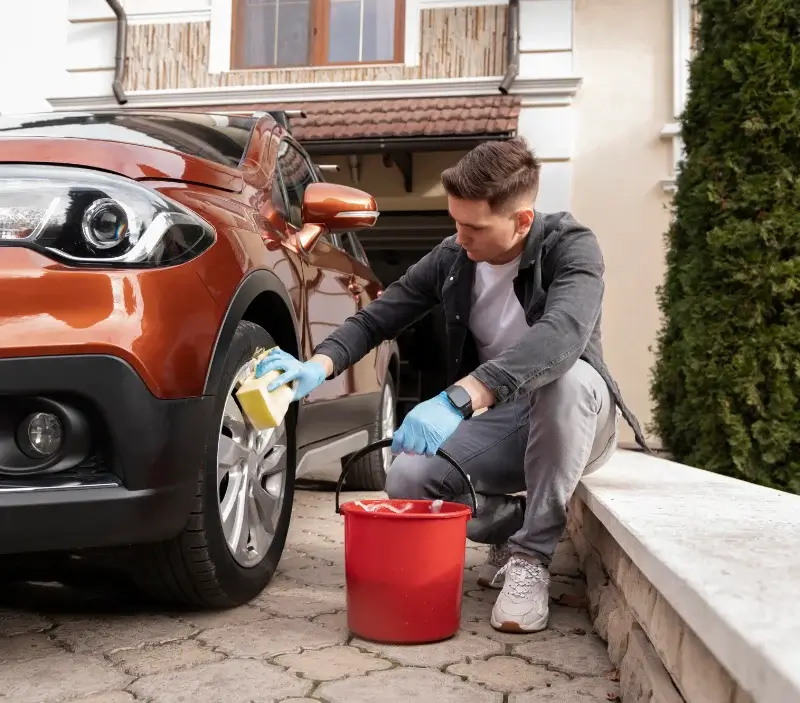 Lavage auto à domicile Sécheval : professionnel intervenant sur un véhicule
